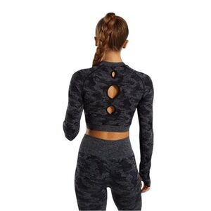 GYMSHARK black Camo Seamless Long Sleeve Crop Top - women’s small